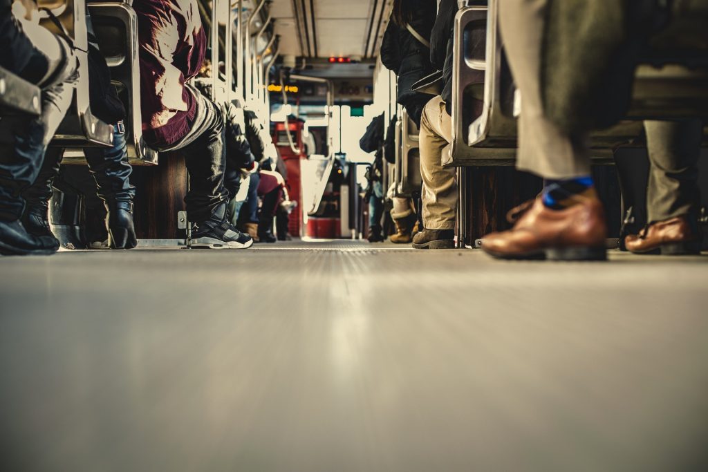 Persone in autobus